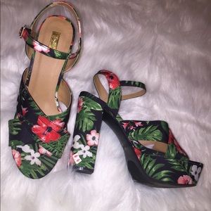 Qupids tropical heels size 9
